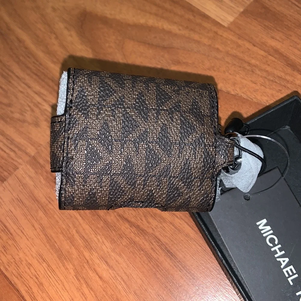 Brand New in Box Michael Kors Expandable Earbud Case